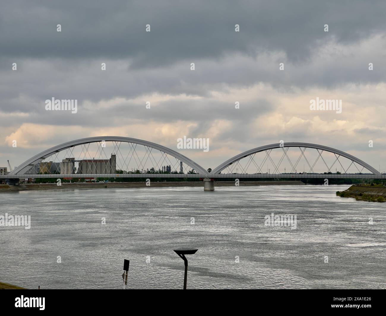 La vista del ponte Zezelj sul Danubio a Novi Sad, Vojvodina, Serbia Foto Stock