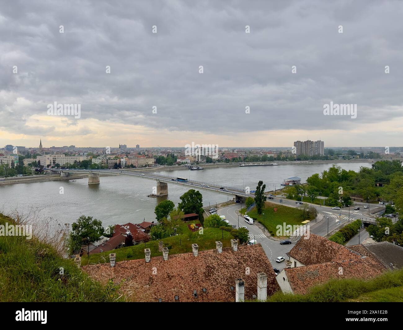 Vista panoramica di Novi Sad e del Danubio dalla fortezza di Petrovaradin in Serbia Foto Stock