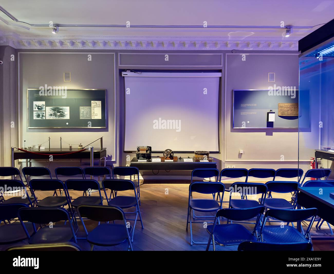 Camera spaziosa con tavoli e sedie disposti nel Museo Nikola Tesla, Belgrado, Serbia Foto Stock