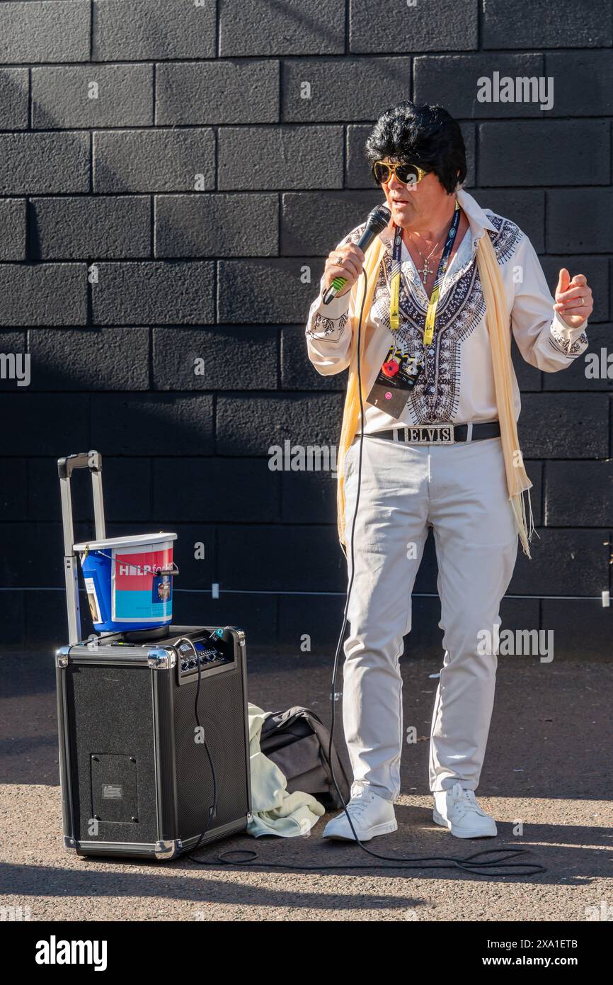 Newcastle upon Tyne, Regno Unito. Elvis sosia che canta per raccogliere fondi per beneficenza. Foto Stock