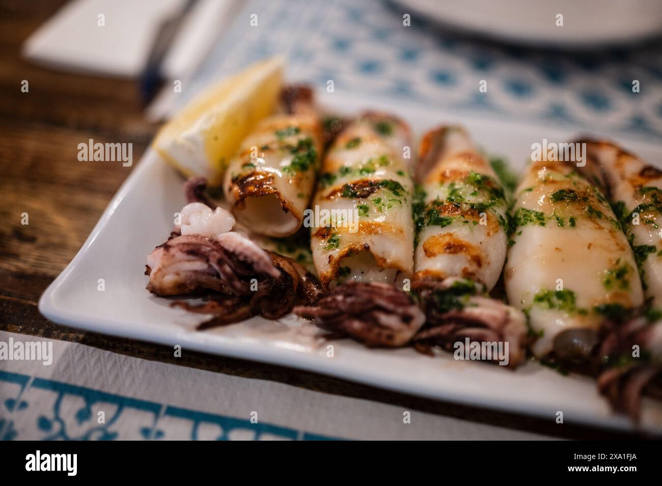 Calamari grigliati nel ristorante la Arbica di Peñiscola, Castellon, Comunità Valenciana, Spagna Foto Stock