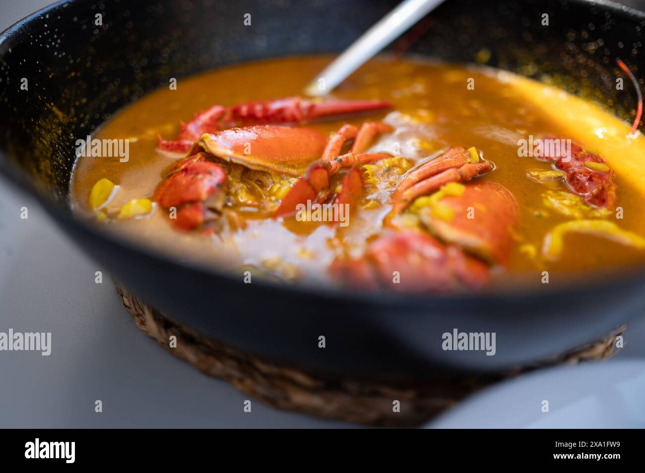 Casseruola di riso con aragosta nel ristorante, Peñiscola, Castellon, Comunità Valenciana, Spagna Foto Stock