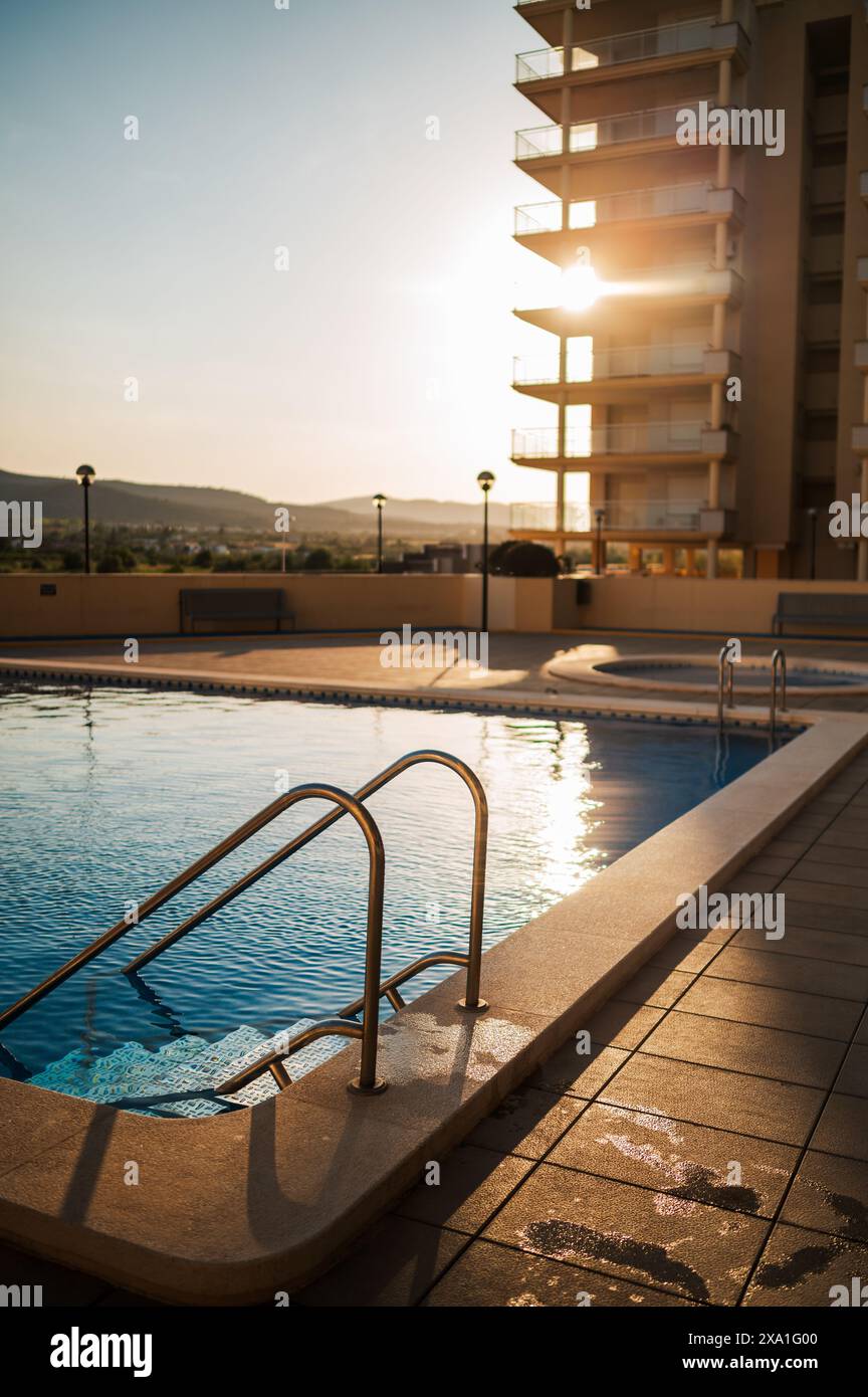 Piscina in un condominio privato a Peñiscola al tramonto, Castellon, Comunità Valenciana, Spagna Foto Stock