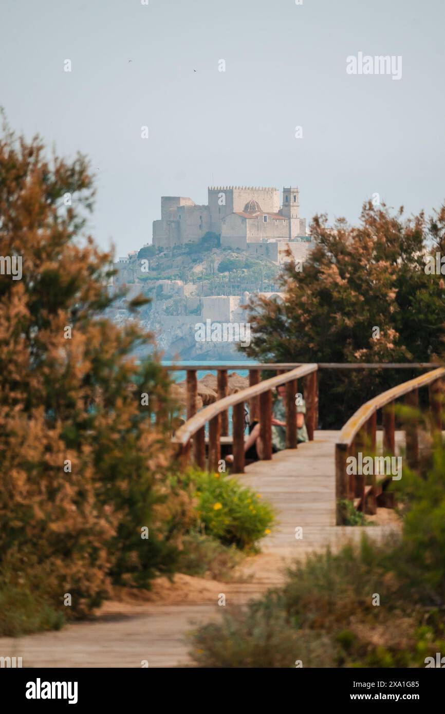 Vista del castello di Papa Luna a Peñiscola dalla spiaggia, Castellon, Comunità Valenciana, Spagna Foto Stock