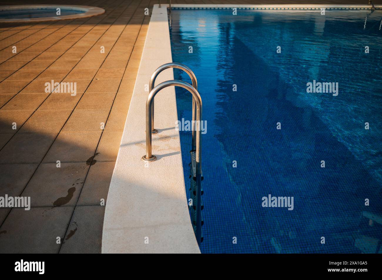 Piscina in un condominio privato a Peñiscola al tramonto, Castellon, Comunità Valenciana, Spagna Foto Stock
