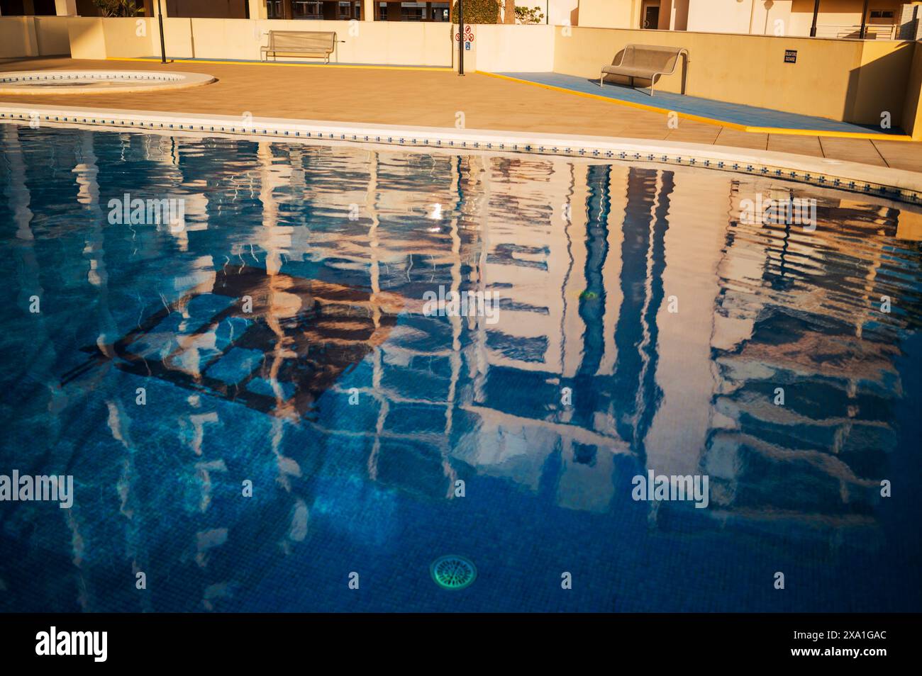Piscina in un condominio privato a Peñiscola al tramonto, Castellon, Comunità Valenciana, Spagna Foto Stock