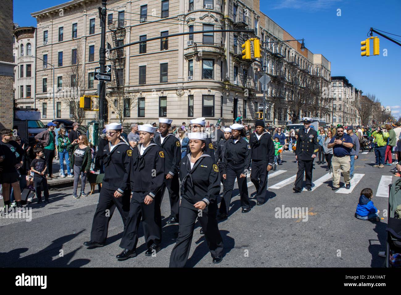 Una vivace sfilata di strada con una grande folla riunita a New York, Stati Uniti Foto Stock