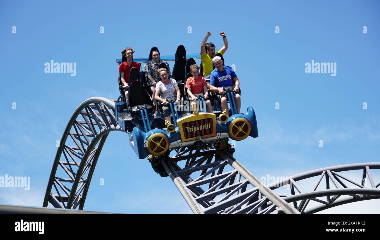 I giovani si divertono sulle montagne russe estreme Karacho nel parco a tema Tripsdrill Foto Stock