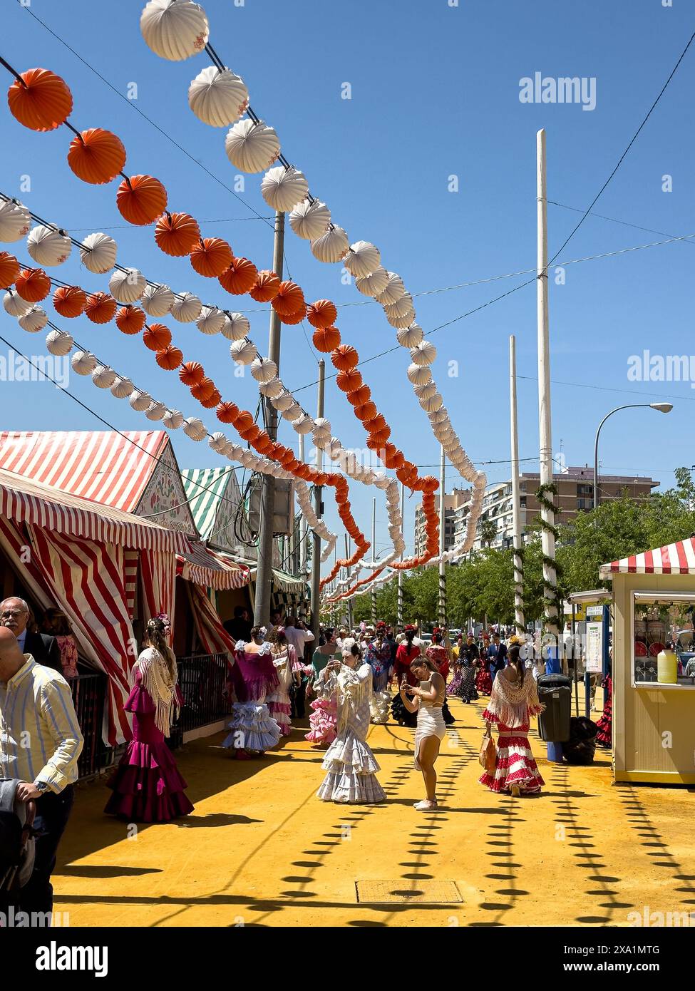 La Fiera di Siviglia nota come Fiera de Abril si tiene a Siviglia, Andalusia per una settimana. Le donne vestono con abiti flamenco e gli uomini con abiti eleganti Foto Stock