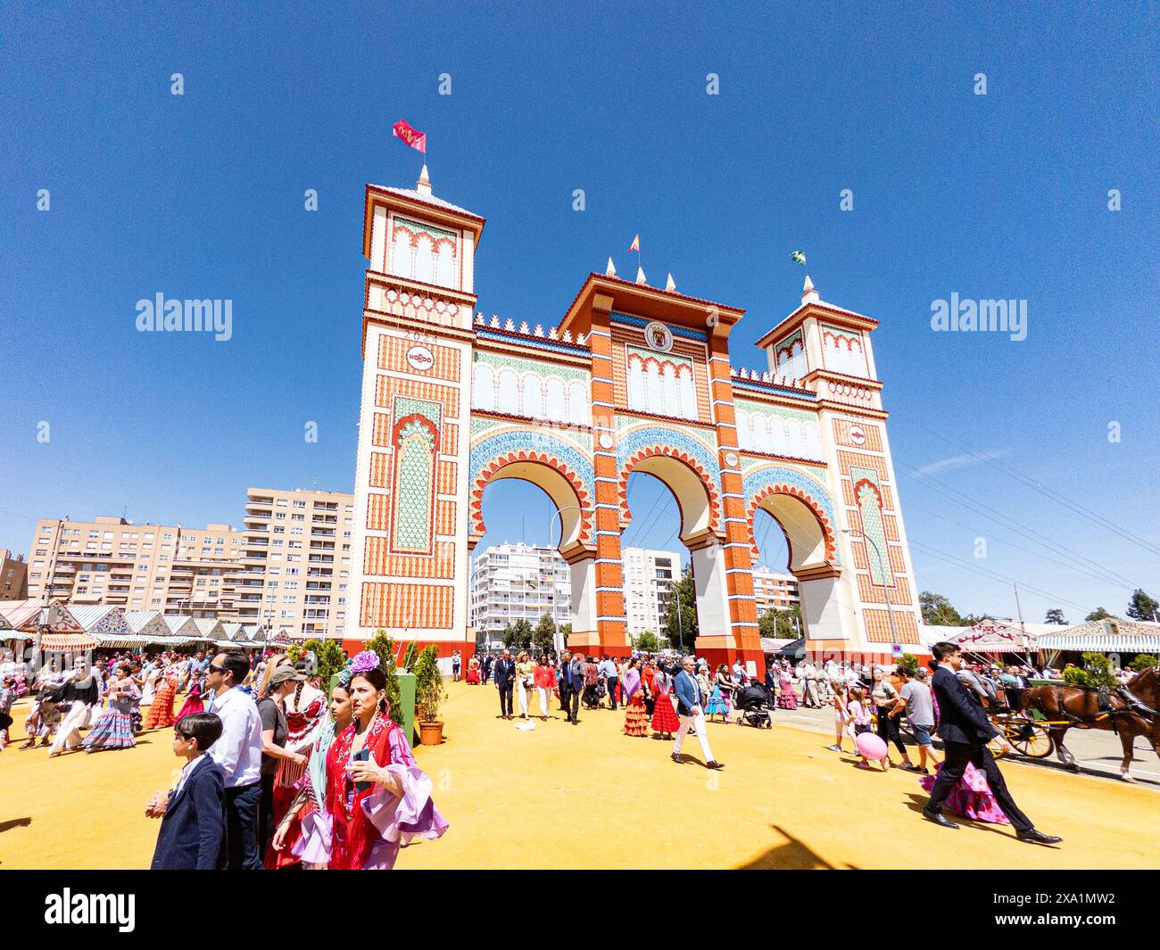 La Fiera di Siviglia nota come Fiera de Abril si tiene a Siviglia, Andalusia per una settimana. Le donne vestono con abiti flamenco e gli uomini con abiti eleganti Foto Stock