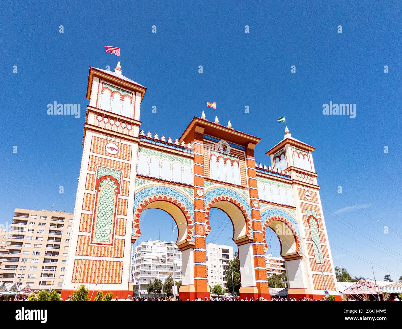 La Fiera di Siviglia nota come Fiera de Abril si tiene a Siviglia, Andalusia per una settimana. Le donne vestono con abiti flamenco e gli uomini con abiti eleganti Foto Stock