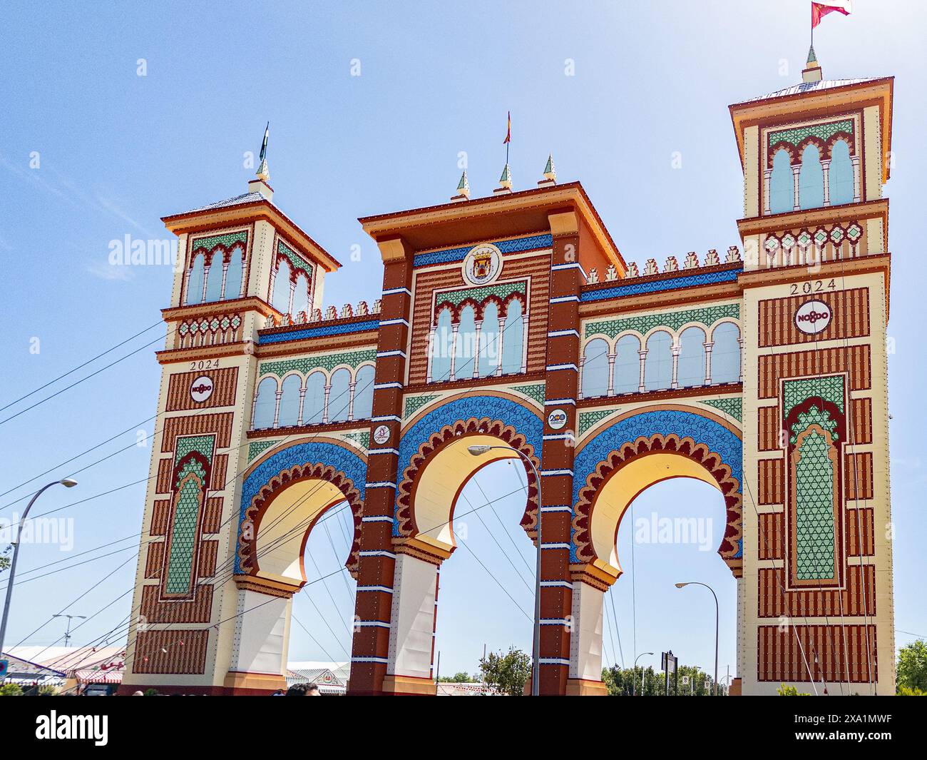 La Fiera di Siviglia nota come Fiera de Abril si tiene a Siviglia, Andalusia per una settimana. Le donne vestono con abiti flamenco e gli uomini con abiti eleganti Foto Stock