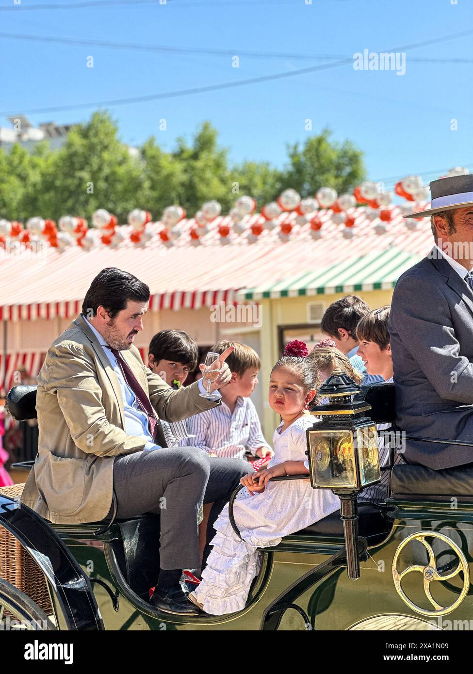 La Fiera di Siviglia nota come Fiera de Abril si tiene a Siviglia, Andalusia per una settimana. Le donne vestono con abiti flamenco e gli uomini con abiti eleganti Foto Stock
