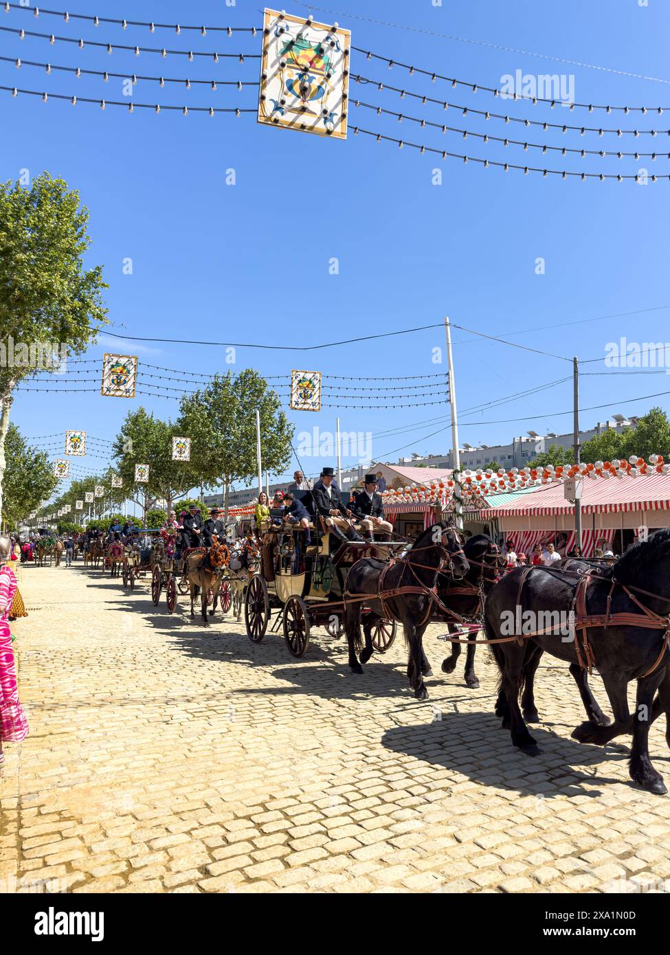 La Fiera di Siviglia nota come Fiera de Abril si tiene a Siviglia, Andalusia per una settimana. Le donne vestono con abiti flamenco e gli uomini con abiti eleganti Foto Stock