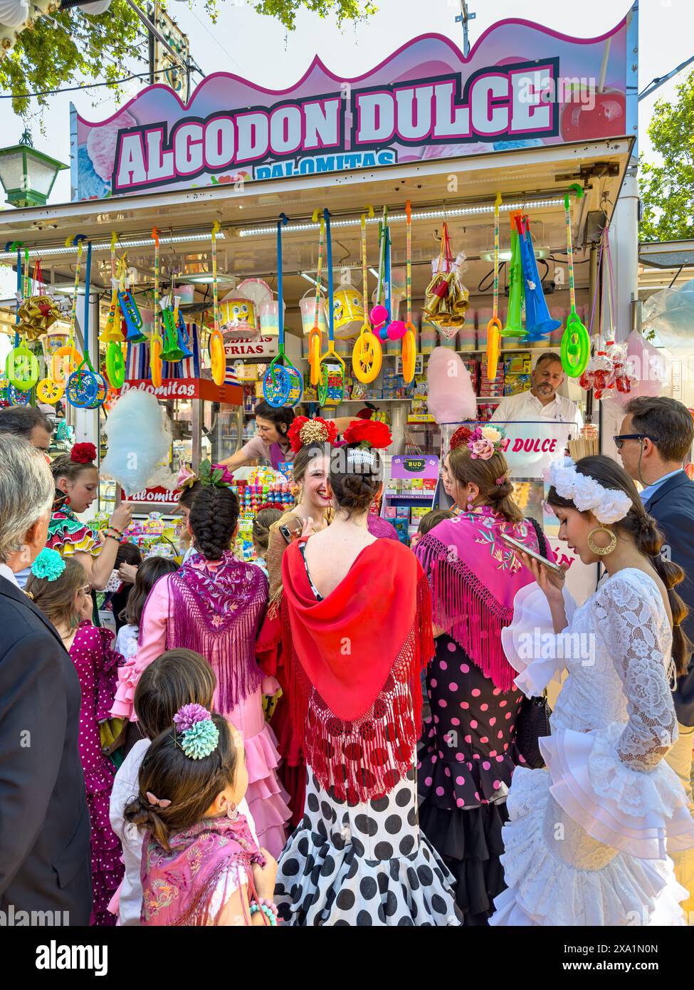 La Fiera di Siviglia nota come Fiera de Abril si tiene a Siviglia, Andalusia per una settimana. Le donne vestono con abiti flamenco e gli uomini con abiti eleganti Foto Stock