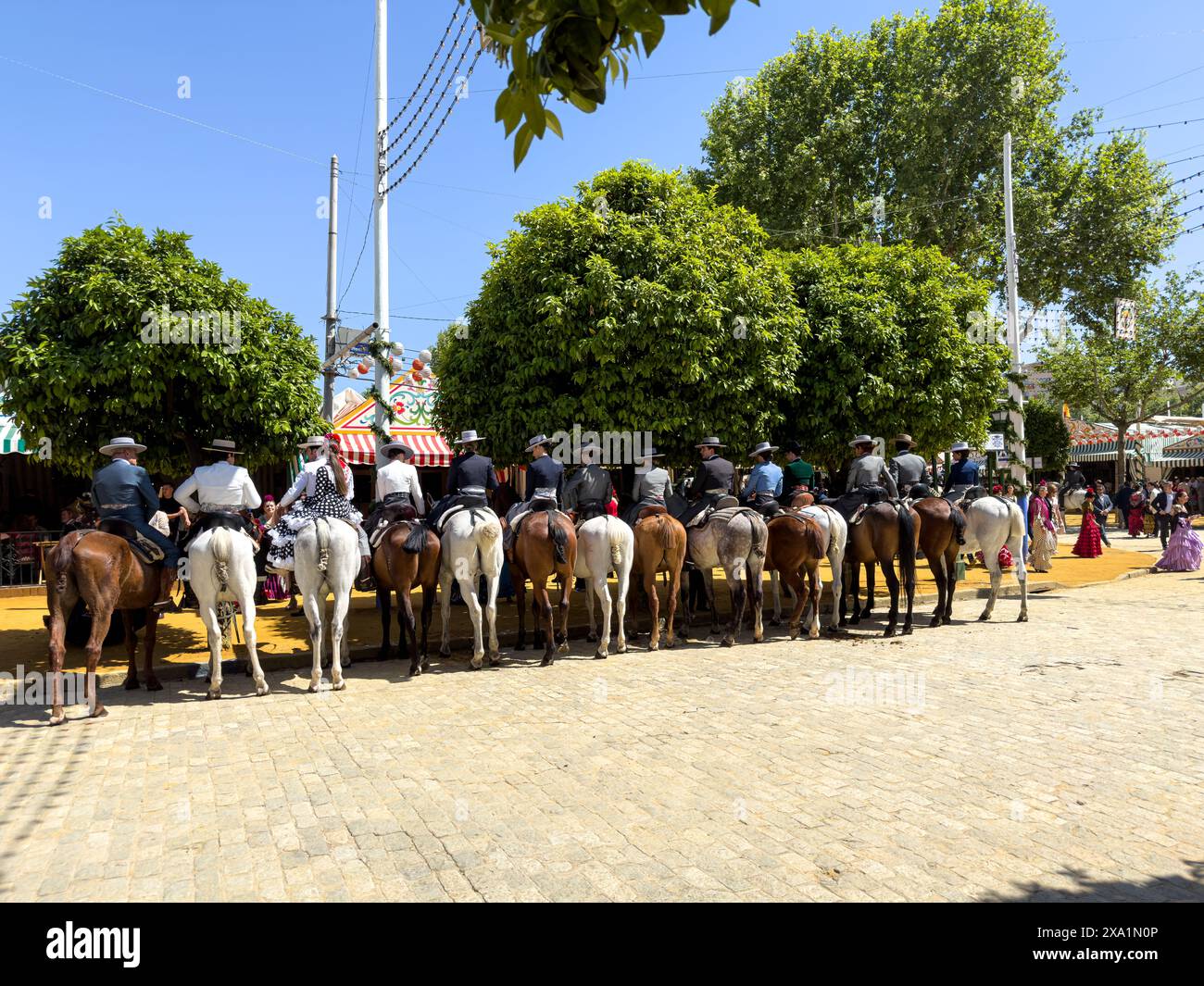 La Fiera di Siviglia nota come Fiera de Abril si tiene a Siviglia, Andalusia per una settimana. Le donne vestono con abiti flamenco e gli uomini con abiti eleganti Foto Stock