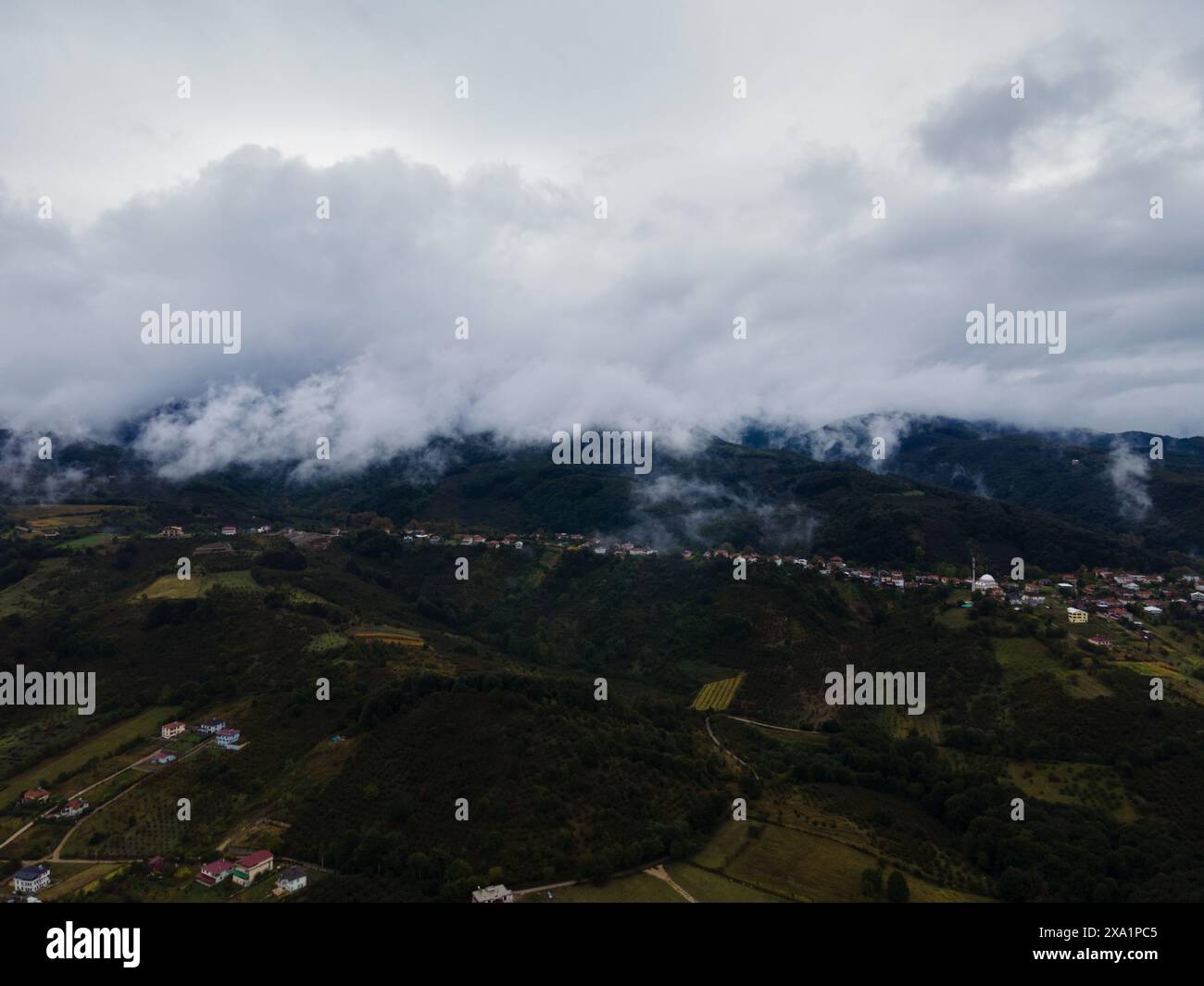 Una vista panoramica del cielo nuvoloso sopra le montagne. Bolu, Turchia Foto Stock