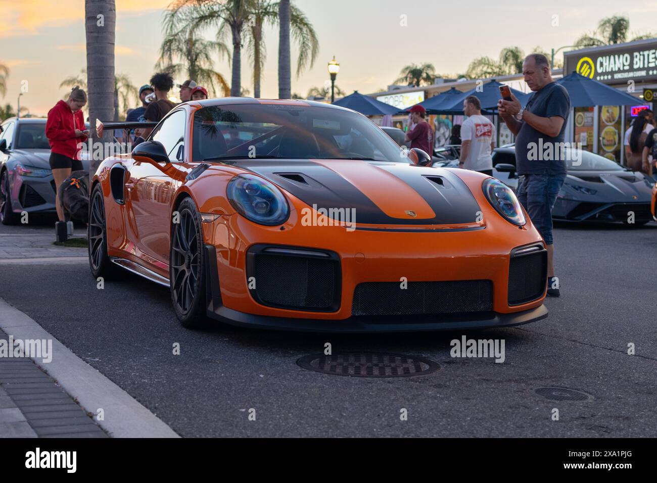 Orange Porsche 718 Cayman in un parco e relax in Florida Foto Stock