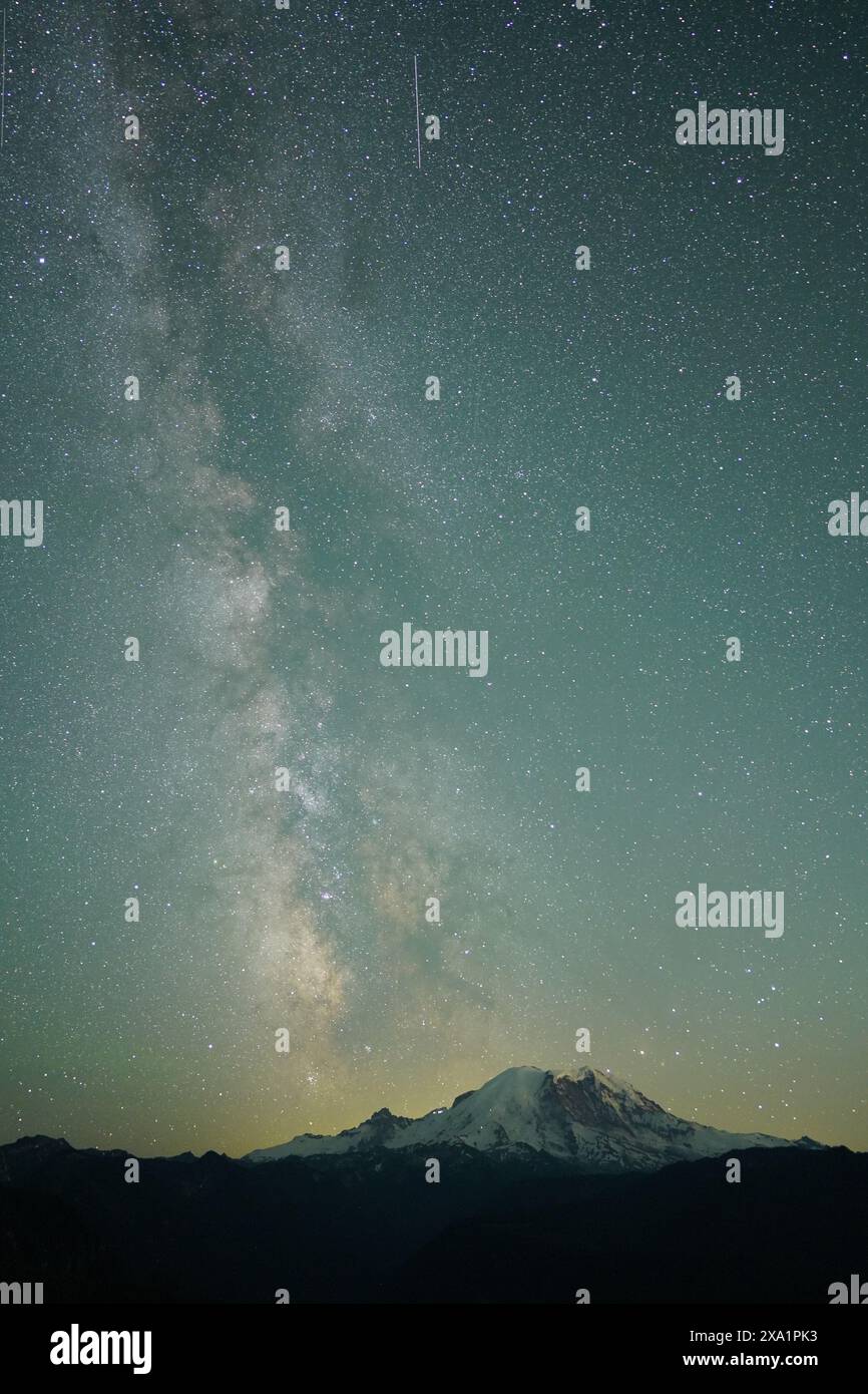 Notte stellata con stella sparatrice sopra il monte Foto Stock