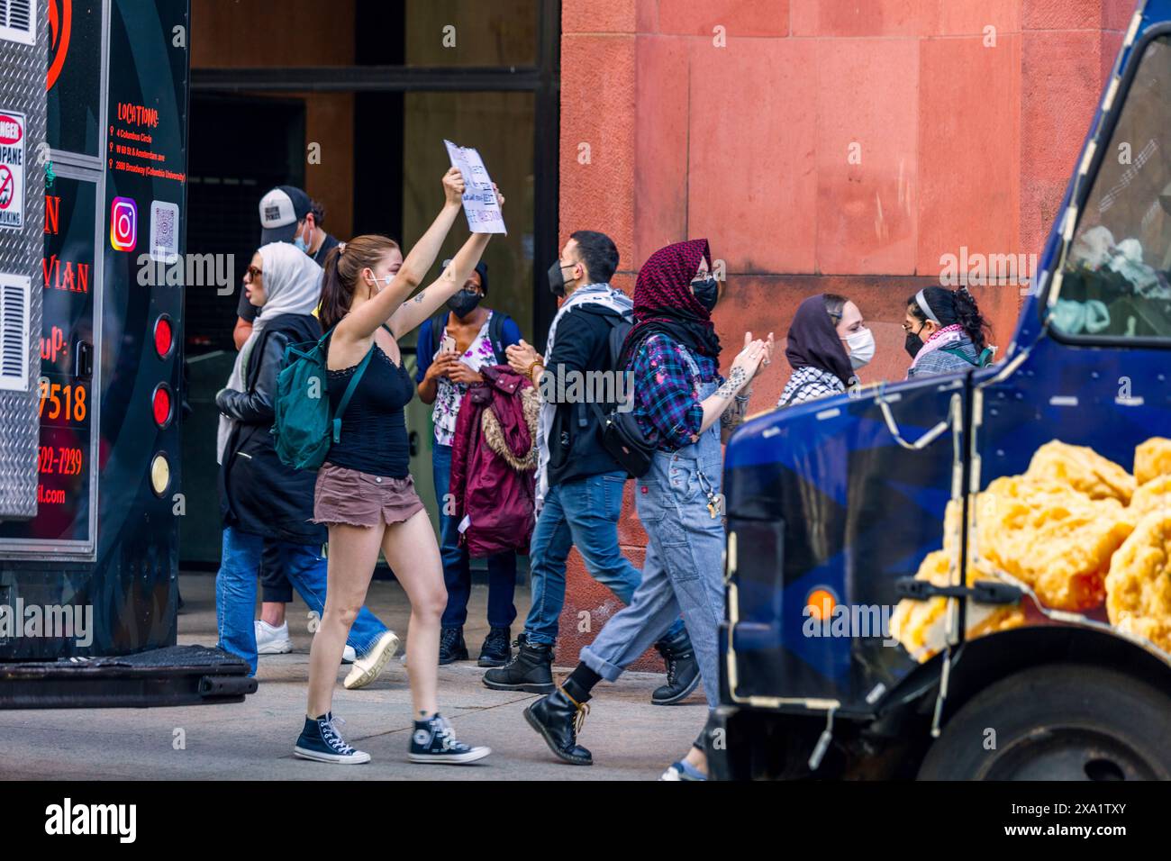 NewYork, America - 24 aprile 2024: Attivisti con bandiere e slogan chiedono un cartello palestinese gratuito Foto Stock