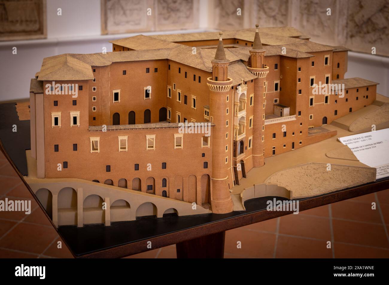 Una splendida opera artistica all'interno del palazzo ducale di Urbino in provincia di Pesaro e Urbino Foto Stock