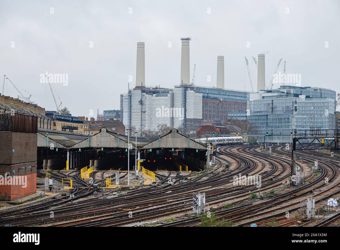 Un deposito ferroviario con binari a Battersea Power Plant, Londra Foto Stock