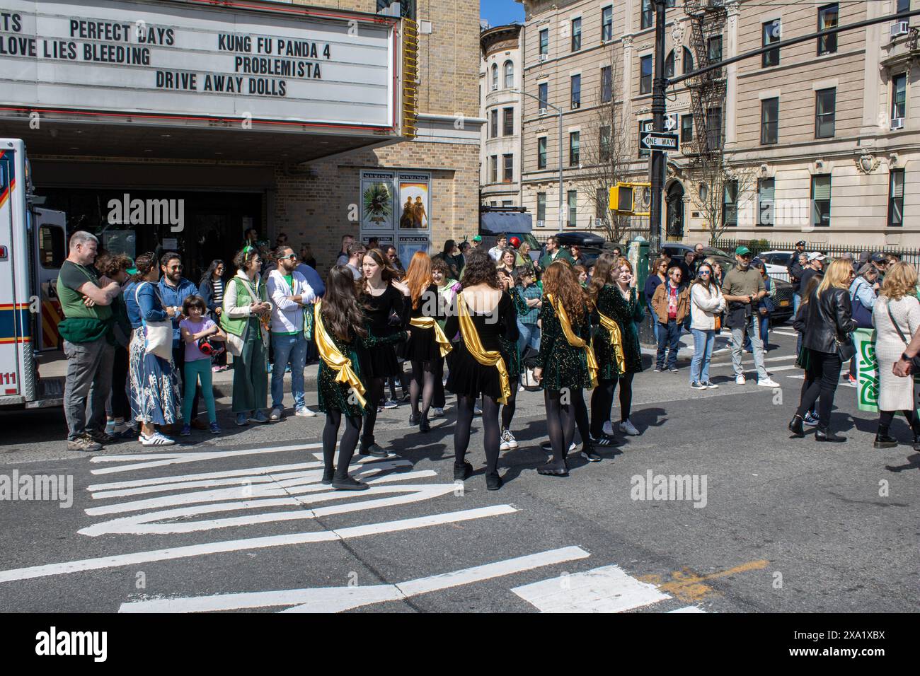 La gente alla festa di San Patrizio a New York Foto Stock
