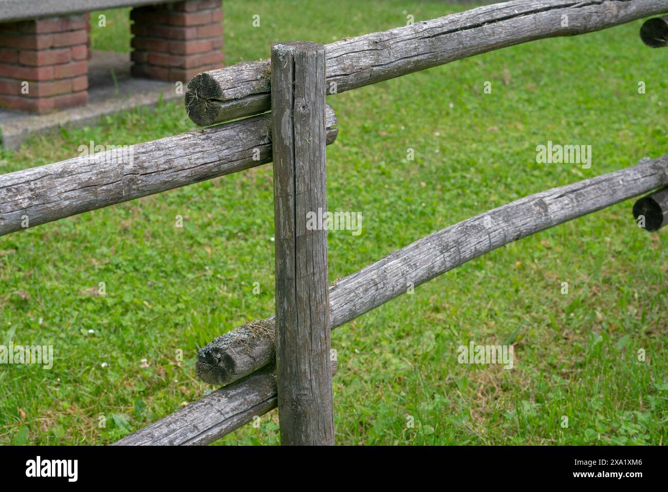 recinzione in legno, per recinzione di un parco, giardino, viale. Pali rotondi con legno stagionato, solitamente castagno, che resiste bene all'esterno Foto Stock