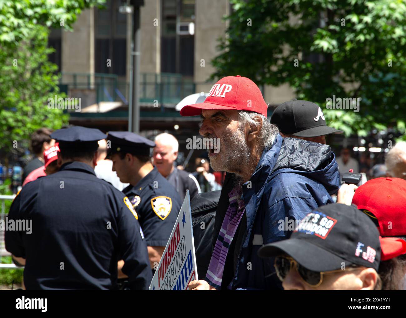 I manifestanti al di fuori del processo Donald J. Trump hanno incitato il denaro a New York, al Tribunale penale di Stato di Manhattan, 100 Center Street. Foto Stock