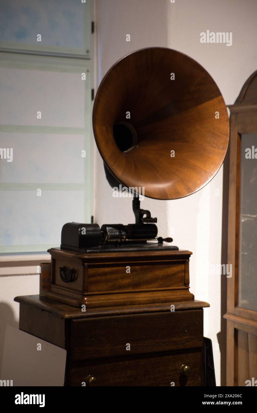 Radio vintage su piedistallo in legno con orologio Foto Stock