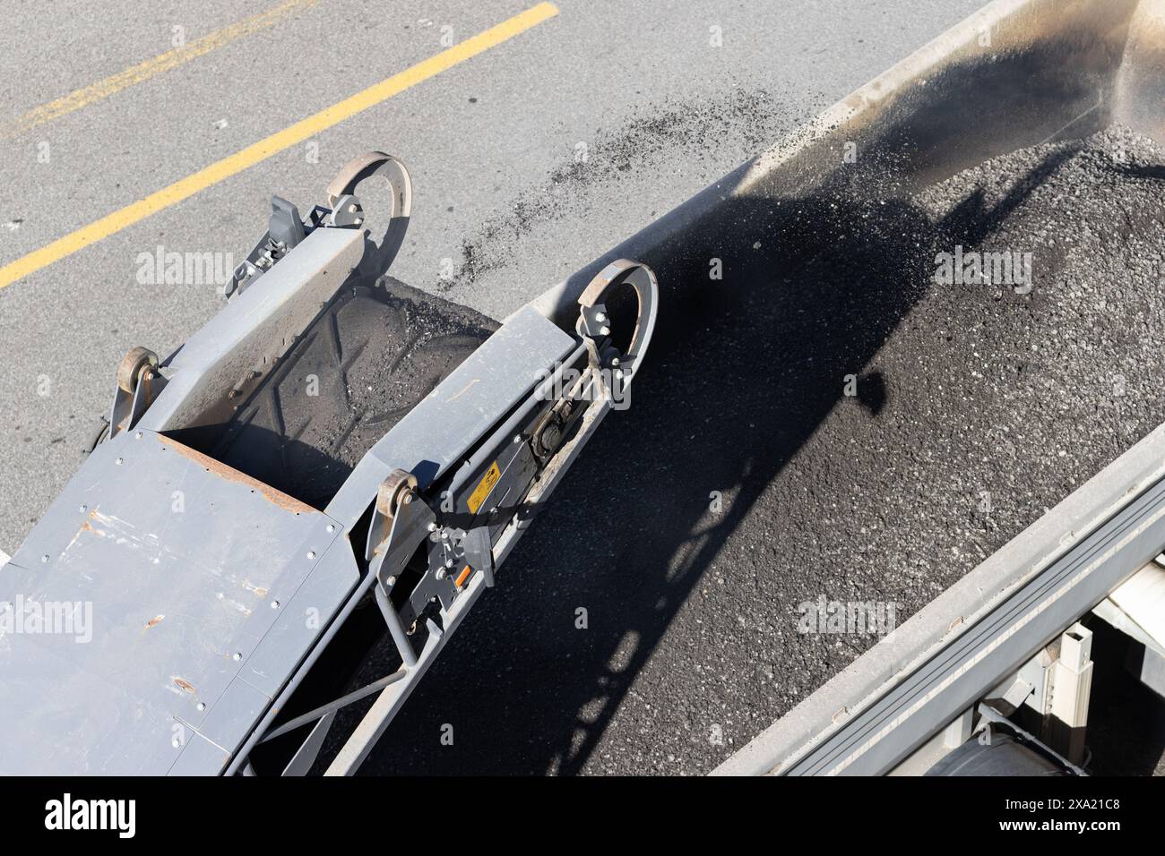 Vista aerea della manutenzione stradale con una fresatrice che lavora e rimuove l'asfalto dalla strada cittadina Foto Stock