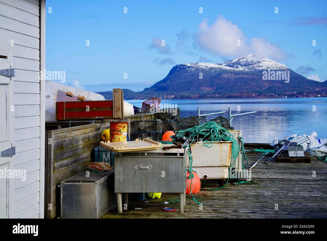 Un'attrezzatura da pesca presso una banchina a Gjemnessundet, Norvegia Foto Stock
