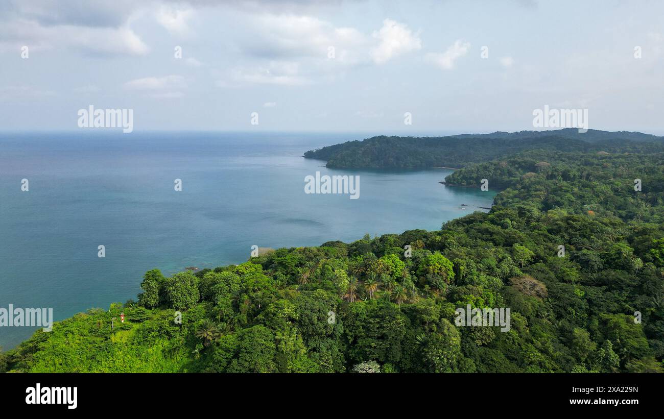 Spiaggia tropicale con lussureggianti palme e acque cristalline, a sud di sao Tome Foto Stock