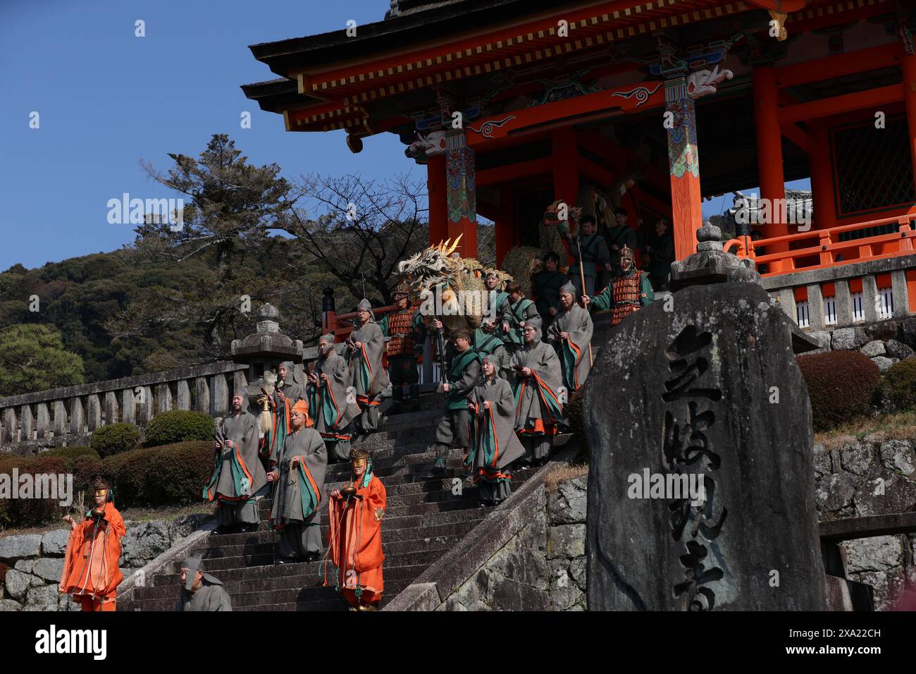 Un gruppo di individui che salgono gradini fuori da un edificio Foto Stock