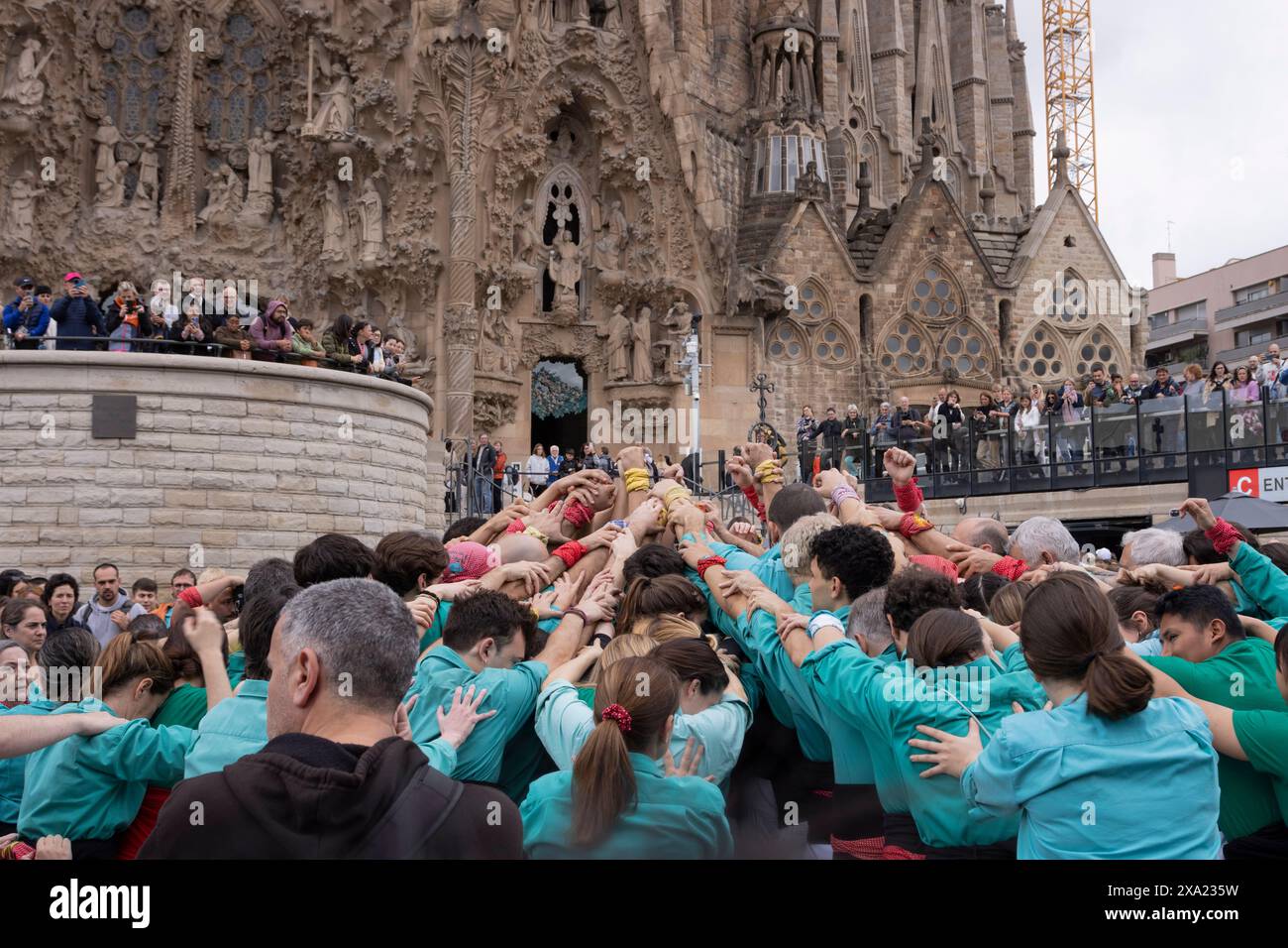 Un festival tradizionale in Spagna, con squadre di torri umane di fronte alla Sagrada Familia. Foto Stock