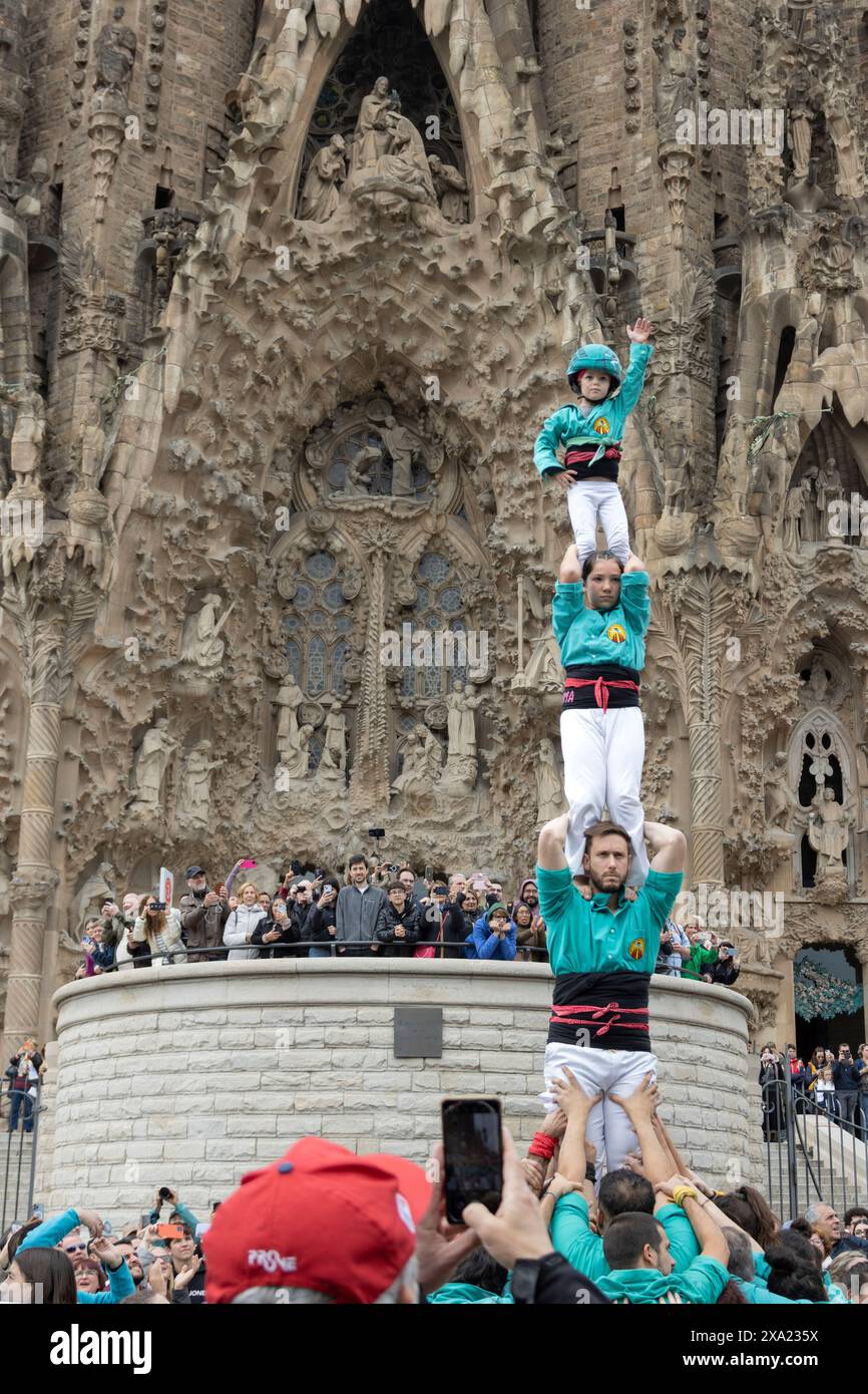Un festival tradizionale in Spagna, con squadre di torri umane di fronte alla Sagrada Familia. Foto Stock