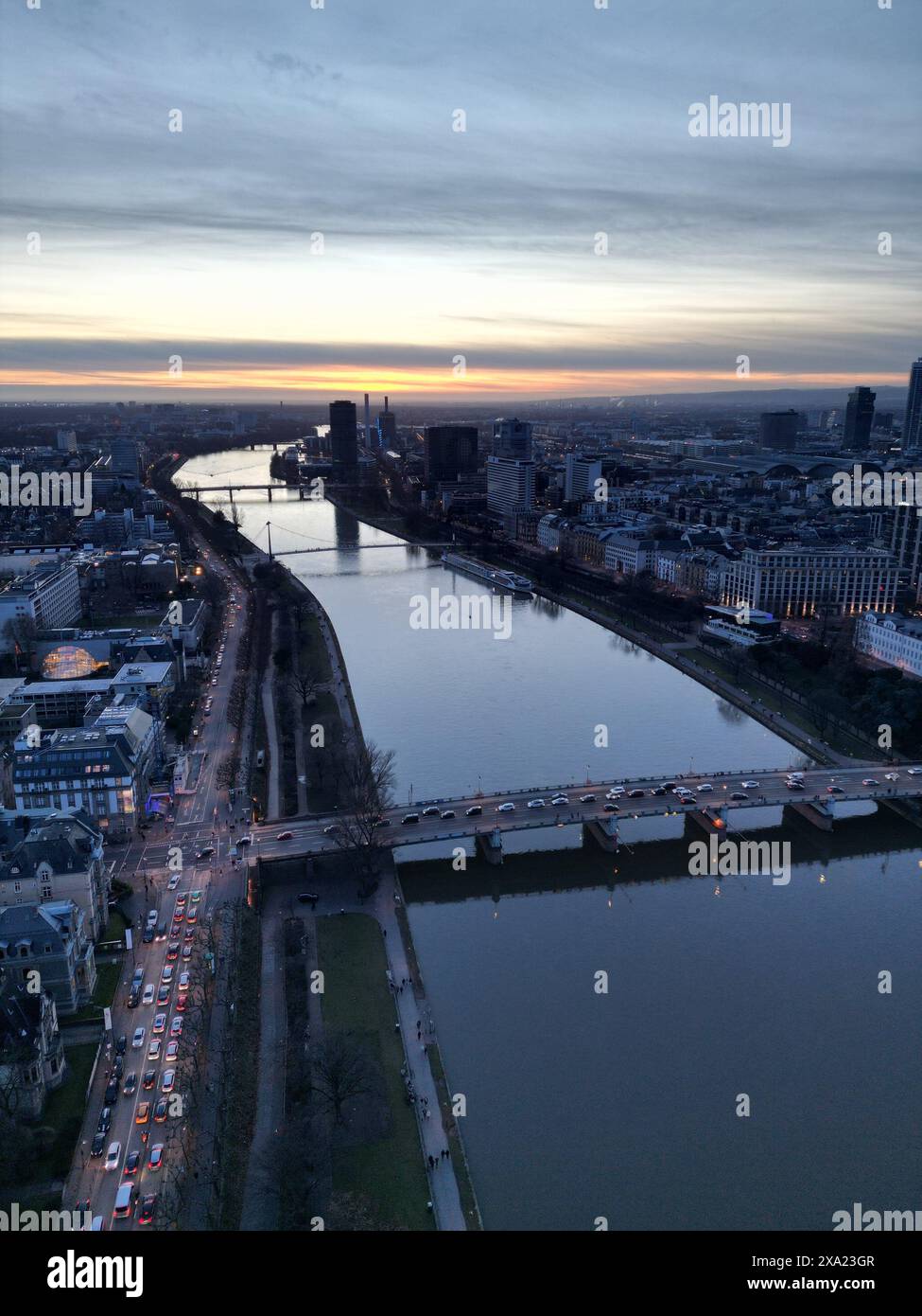 Una vista aerea dello skyline di Francoforte e del fiume al tramonto. Germania Foto Stock