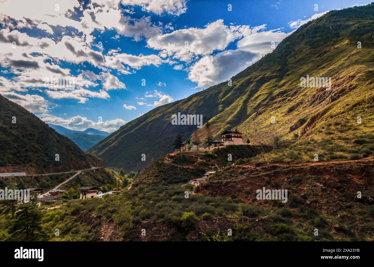 Villaggio incastonato tra ripide e basse colline di Paro Foto Stock