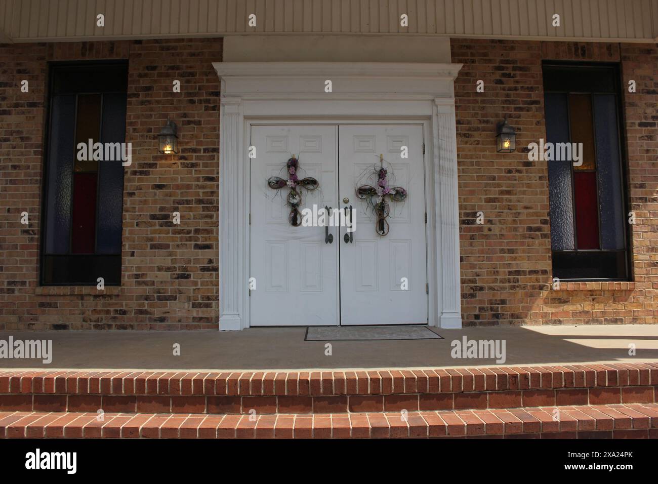 Una chiesa del Texas con due porte ornate a croce Foto Stock