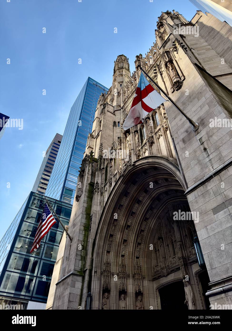 Una struttura vecchia con una bandiera che sventolava davanti Foto Stock