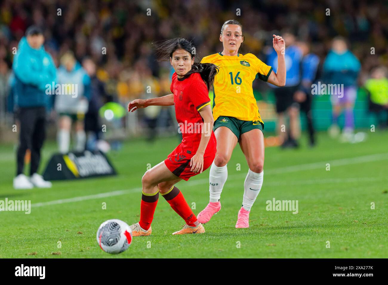 Sydney, Australia. 3 giugno 2024. Hayley Raso dell'Australia passa il pallone durante l'amichevole tra Australia e Cina all'Accor Stadium il 3 giugno 2024 a Sydney, Australia Foto Stock