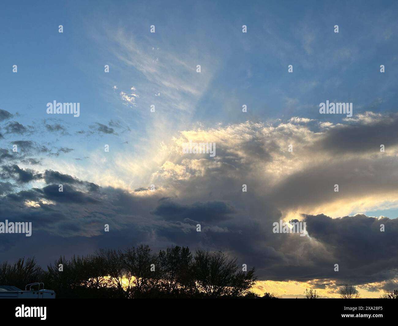 Un lotto vuoto lungo una strada durante il tramonto Foto Stock