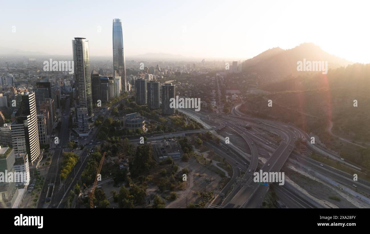 Un paesaggio urbano aereo di Santiago, Cile, catturato da un drone Foto Stock