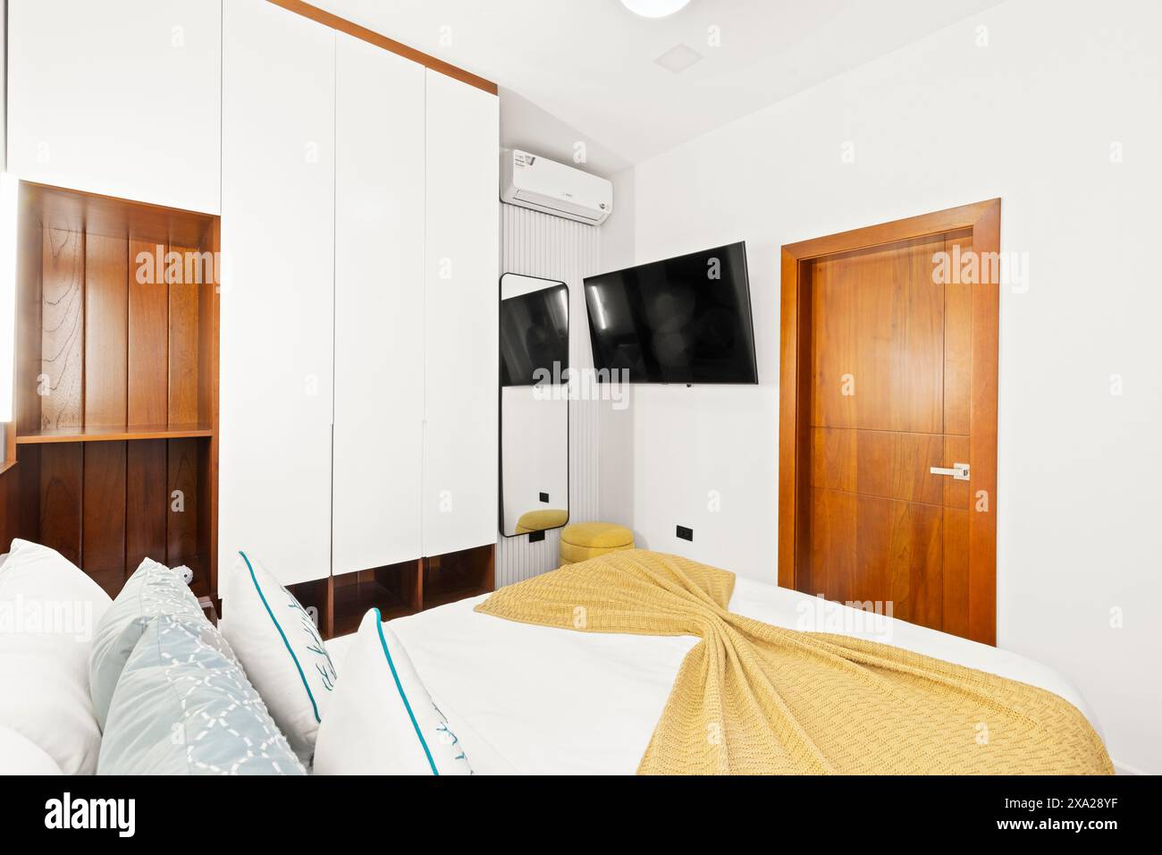 Una lussuosa casa vacanze con una camera bianca Foto Stock