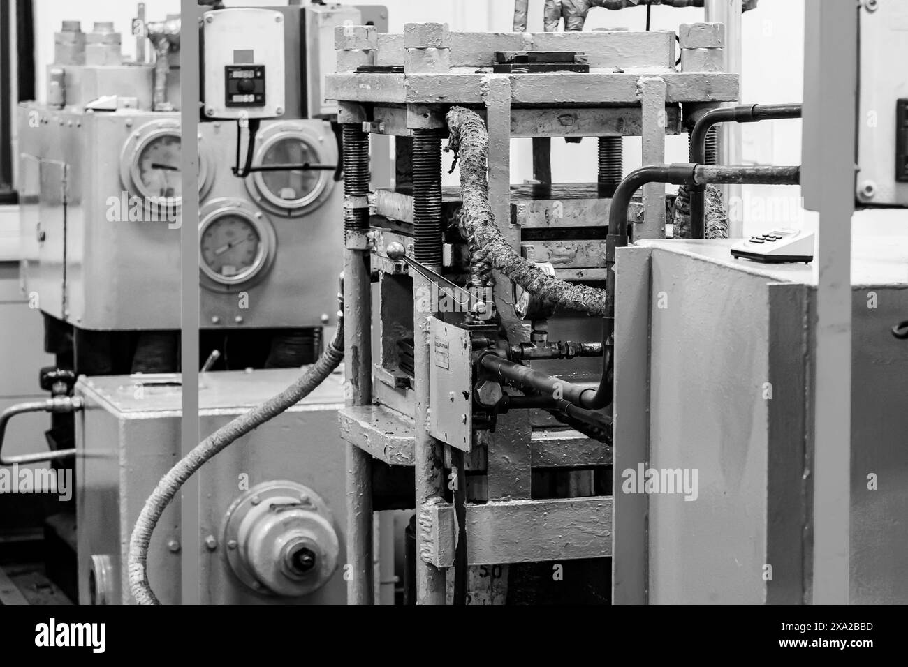 Una vista monocromatica di una vecchia macchina in una miniera di Johannesburg, Sudafrica Foto Stock