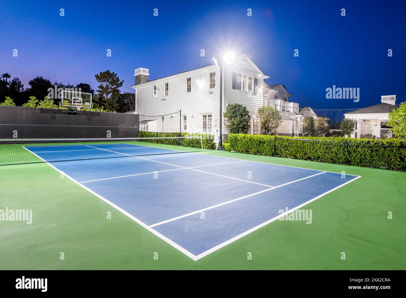 Un campo da tennis in una casa di nuova costruzione a Encino, California Foto Stock