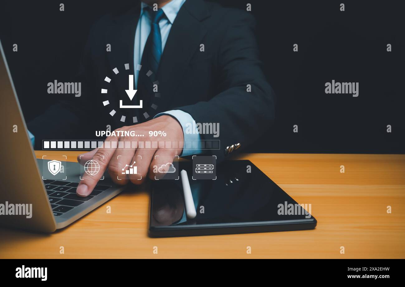 Uomo che lavora e installa il processo di aggiornamento, l'app di installazione e il processo di aggiornamento del software, modernizza le apparecchiature utente, aggiornamento del firmware o del sistema operativo Foto Stock