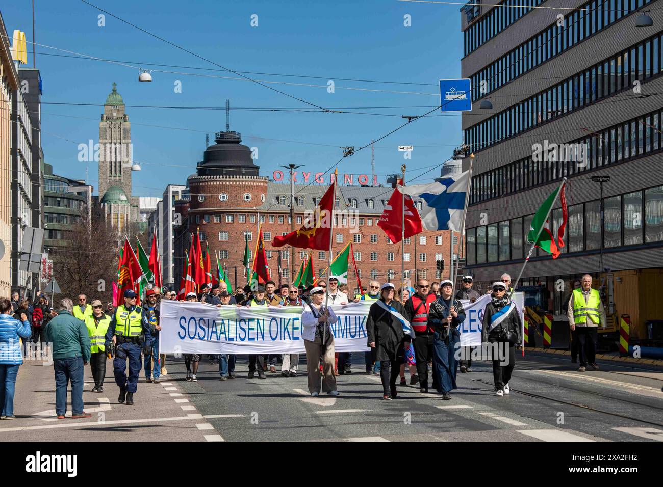 marcia della Festa del lavoro su Siltasaarenkatu a Helsinki, Finlandia Foto Stock