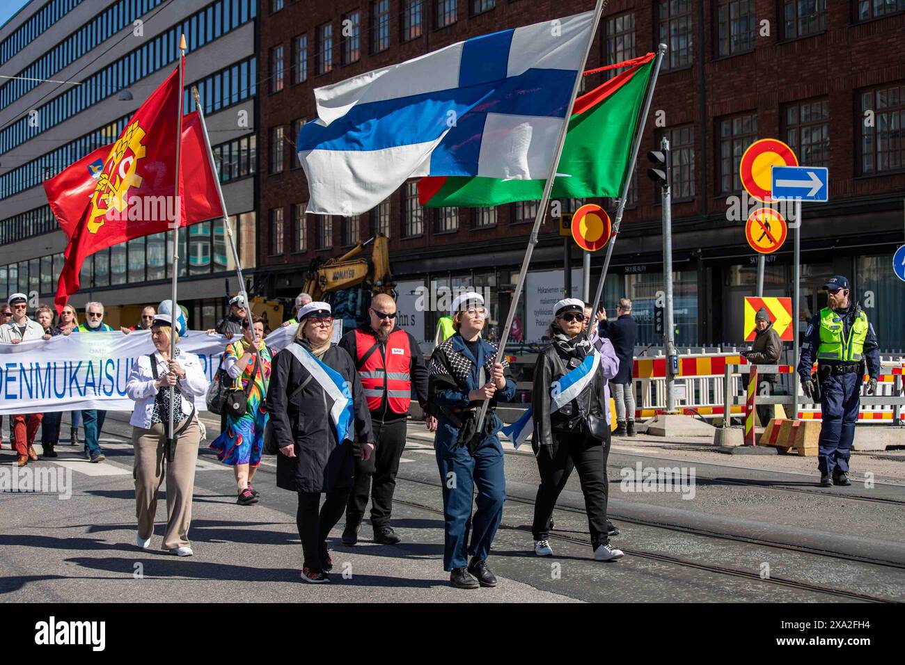 marcia della Festa del lavoro su Siltasaarenkatu nel distretto di Hakaniemi di Helsinki, Finlandia Foto Stock