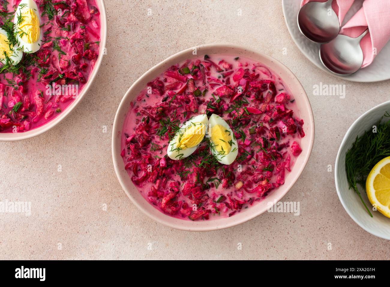 Zuppa di barbabietole fredde estive a base di barbabietole, ravanelli, cetrioli, patate ed erbe aromatiche, guarnita con uova, un rinfrescante pranzo estivo Foto Stock